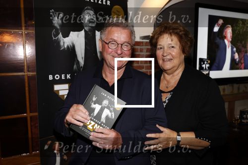 Volendam 12 oktober 2021
Boekpresentatie Jan Keizer bij Hotel Spaander in Volendam . Alle oude bendleden van BZN zijn aanwezig zoals Annie Schilder Carola Smit Jan Tuijp Jack Veerman Thomas Tol Dick Plat