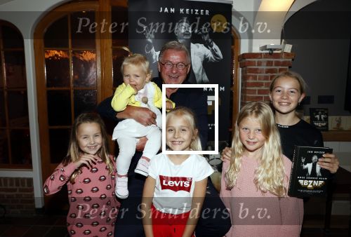 Volendam 12 oktober 2021
Boekpresentatie Jan Keizer bij Hotel Spaander in Volendam . Alle oude bendleden van BZN zijn aanwezig zoals Annie Schilder Carola Smit Jan Tuijp Jack Veerman Thomas Tol Dick Plat