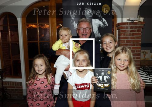 Volendam 12 oktober 2021
Boekpresentatie Jan Keizer bij Hotel Spaander in Volendam . Alle oude bendleden van BZN zijn aanwezig zoals Annie Schilder Carola Smit Jan Tuijp Jack Veerman Thomas Tol Dick Plat