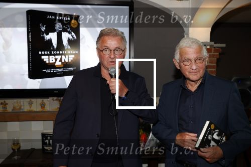 Volendam 12 oktober 2021
Boekpresentatie Jan Keizer bij Hotel Spaander in Volendam . Alle oude bendleden van BZN zijn aanwezig zoals Annie Schilder Carola Smit Jan Tuijp Jack Veerman Thomas Tol Dick Plat . Jan Keizer en Dick de Boer