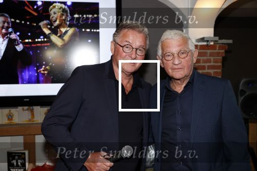 Volendam 12 oktober 2021
Boekpresentatie Jan Keizer bij Hotel Spaander in Volendam . Alle oude bendleden van BZN zijn aanwezig zoals Annie Schilder Carola Smit Jan Tuijp Jack Veerman Thomas Tol Dick Plat . Jan Keizer en Dick de Boer