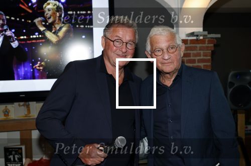 Volendam 12 oktober 2021
Boekpresentatie Jan Keizer bij Hotel Spaander in Volendam . Alle oude bendleden van BZN zijn aanwezig zoals Annie Schilder Carola Smit Jan Tuijp Jack Veerman Thomas Tol Dick Plat . Jan Keizer en Dick de Boer