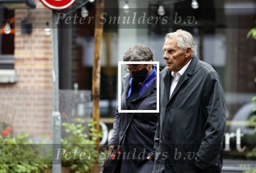 Amsterdam 3 oktober 2021
Jan Stekelenburg  met zijn vrouw wandelend door Amsterdam.