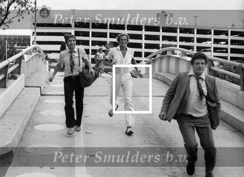 Miami, 5 Juni 1981
Jan v Beveren samen met Petra v Beveren  bij Vliegveld Miami met o.a. Huub Stevens Ton v Schijndel Carel v d Brekel Willy v d Kuijlen Adrie v Kraaij Drs. A. Groeneveld