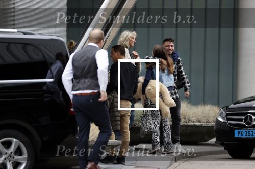 Schiphol 17 oktober 2021
Gordon gaat emigreren naar Dubai en vertrekt vanag Schiphol met div vrienden. Oa Patrick Kathy zijn manager Nathalie  Moser en vriend Jeffrey de Visser gaan met hem mee