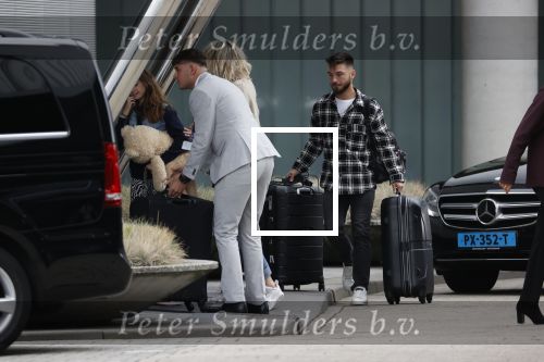 Schiphol 17 oktober 2021
Gordon gaat emigreren naar Dubai en vertrekt vanag Schiphol met div vrienden. Oa Patrick Kathy zijn manager Nathalie  Moser en vriend Jeffrey de Visser gaan met hem mee