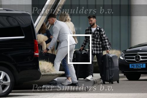 Schiphol 17 oktober 2021
Gordon gaat emigreren naar Dubai en vertrekt vanag Schiphol met div vrienden. Oa Patrick Kathy zijn manager Nathalie  Moser en vriend Jeffrey de Visser gaan met hem mee