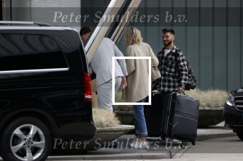 Schiphol 17 oktober 2021
Gordon gaat emigreren naar Dubai en vertrekt vanag Schiphol met div vrienden. Oa Patrick Kathy zijn manager Nathalie  Moser en vriend Jeffrey de Visser gaan met hem mee