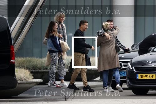 Schiphol 17 oktober 2021
Gordon gaat emigreren naar Dubai en vertrekt vanag Schiphol met div vrienden. Oa Patrick Kathy zijn manager Nathalie  Moser en vriend Jeffrey de Visser gaan met hem mee