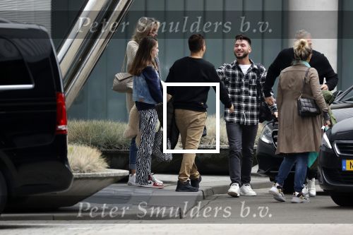 Schiphol 17 oktober 2021
Gordon gaat emigreren naar Dubai en vertrekt vanag Schiphol met div vrienden. Oa Patrick Kathy zijn manager Nathalie  Moser en vriend Jeffrey de Visser gaan met hem mee