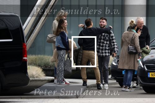 Schiphol 17 oktober 2021
Gordon gaat emigreren naar Dubai en vertrekt vanag Schiphol met div vrienden. Oa Patrick Kathy zijn manager Nathalie  Moser en vriend Jeffrey de Visser gaan met hem mee