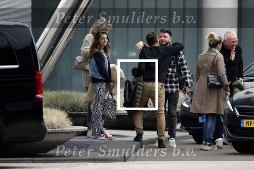 Schiphol 17 oktober 2021
Gordon gaat emigreren naar Dubai en vertrekt vanag Schiphol met div vrienden. Oa Patrick Kathy zijn manager Nathalie  Moser en vriend Jeffrey de Visser gaan met hem mee