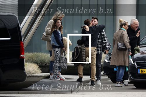 Schiphol 17 oktober 2021
Gordon gaat emigreren naar Dubai en vertrekt vanag Schiphol met div vrienden. Oa Patrick Kathy zijn manager Nathalie  Moser en vriend Jeffrey de Visser gaan met hem mee
