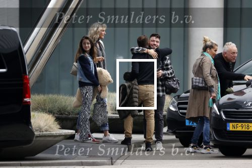 Schiphol 17 oktober 2021
Gordon gaat emigreren naar Dubai en vertrekt vanag Schiphol met div vrienden. Oa Patrick Kathy zijn manager Nathalie  Moser en vriend Jeffrey de Visser gaan met hem mee