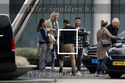 Schiphol 17 oktober 2021
Gordon gaat emigreren naar Dubai en vertrekt vanag Schiphol met div vrienden. Oa Patrick Kathy zijn manager Nathalie  Moser en vriend Jeffrey de Visser gaan met hem mee