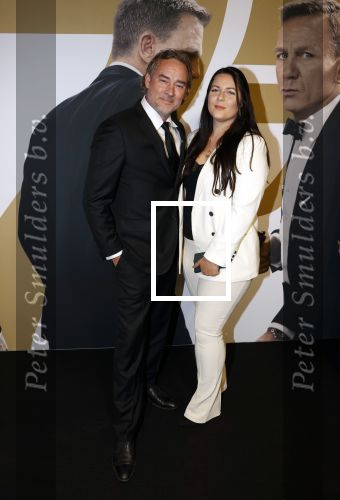 Amsterdam 28 september 2021
Premiere James Bond in Tuschinski. Jeroen Nieuwenhuize met zijn vriendin Tessa Kortlevers