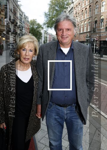 Amsterdam 18 oktober 2021
Boekpresentatie Andre v Duin geschreven door Bert Kuizenga . De presentatie vindt plaats in het DeLamar theater. Joke Bruijs met partner Frits Landesbergen
