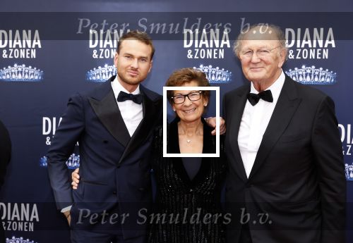 Amsterdam 12 september 2021
Premiere Diana en zonen in het deLaMar theater.
Joop Janine en Vincent v d Ende