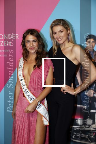 Amsterdam 11 oktober 2021
Premiere Liefde zonder grenzenin Tuschinski met in de hoofdrol Yolanthe Cabau v Kasbergen Jim Bakkum Soy Kroon Abbey Hoes  Hajo Bruins en Peggy Vrijens . Julia Sinning kwam met Denise Speelman