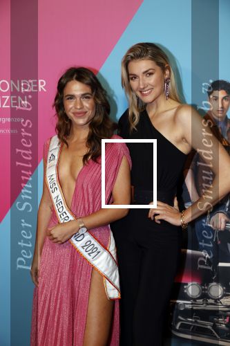 Amsterdam 11 oktober 2021
Premiere Liefde zonder grenzenin Tuschinski met in de hoofdrol Yolanthe Cabau v Kasbergen Jim Bakkum Soy Kroon Abbey Hoes  Hajo Bruins en Peggy Vrijens . Julia Sinning kwam met Denise Speelman