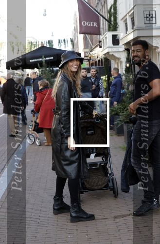 Amsterdam 8 oktober 2021
Kim feenstra en haar vriend Stanley tailor op de pc hooftstraat met hun zoon