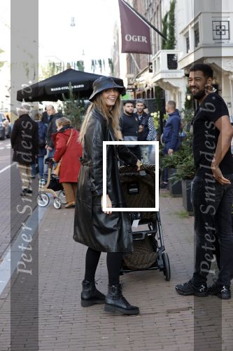 Amsterdam 8 oktober 2021
Kim feenstra en haar vriend Stanley tailor op de pc hooftstraat met hun zoon