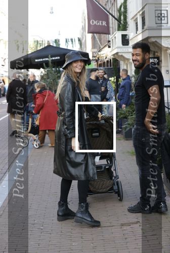 Amsterdam 8 oktober 2021
Kim feenstra en haar vriend Stanley tailor op de pc hooftstraat met hun zoon