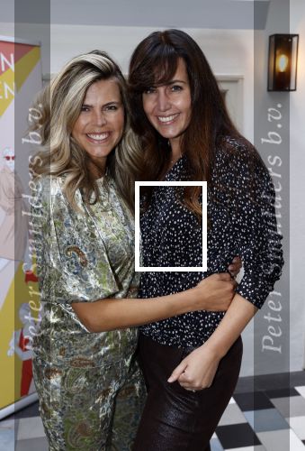 Amsterdam 11 oktober 2021
Boekpresentatie Petra v Bremen en Helene v Santen in hotel the Hoxton . Tanja Jess reikt het eerste boek uit. Kirsten Schilder en Kim Kotter