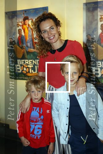 Amsterdam 26 september 2021
Premiere Berend Botje in pathe arena . Kim Pieters met zoons