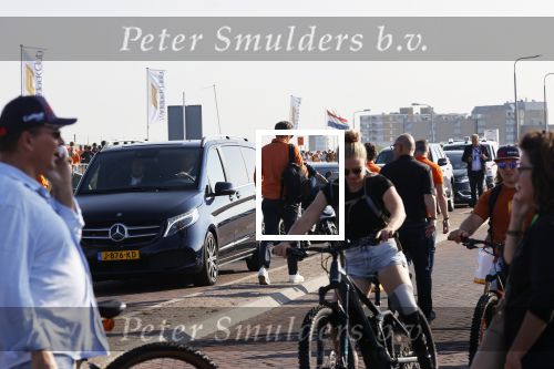 Zandvoort 5 september 2021
GP formule 1 op Zandvoort .
Aanwezig oa Koning Willem Alexander Koningin maxima Prinses Amalia en prinses Ariane . De koninklijke amilie stond vast tussen het publiek in hun mercedes busje