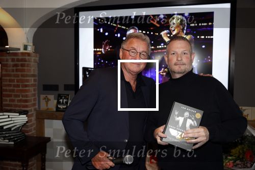 Volendam 12 oktober 2021
Boekpresentatie Jan Keizer bij Hotel Spaander in Volendam . Alle oude bendleden van BZN zijn aanwezig zoals Annie Schilder Carola Smit Jan Tuijp Jack Veerman Thomas Tol Dick Plat . Zoon Leo Lucassen