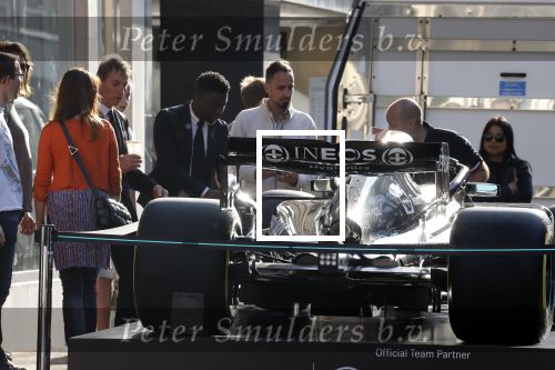 Amsterdam 3 september 2021
De F1 auto van lewis hamilton staat op de PC Hooftstraat voor de winkel van Tommy Hilfiger. Tommy is sponsor van het F1 team van Mercedes.