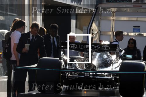 Amsterdam 3 september 2021
De F1 auto van lewis hamilton staat op de PC Hooftstraat voor de winkel van Tommy Hilfiger. Tommy is sponsor van het F1 team van Mercedes.