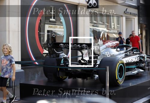 Amsterdam 3 september 2021
De F1 auto van lewis hamilton staat op de PC Hooftstraat voor de winkel van Tommy Hilfiger. Tommy is sponsor van het F1 team van Mercedes.