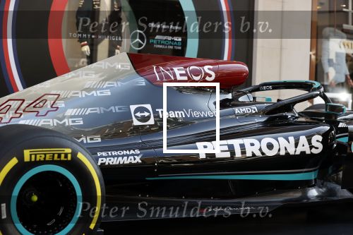 Amsterdam 3 september 2021
De F1 auto van lewis hamilton staat op de PC Hooftstraat voor de winkel van Tommy Hilfiger. Tommy is sponsor van het F1 team van Mercedes.