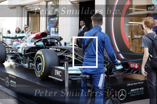 Amsterdam 3 september 2021
De F1 auto van lewis hamilton staat op de PC Hooftstraat voor de winkel van Tommy Hilfiger. Tommy is sponsor van het F1 team van Mercedes.