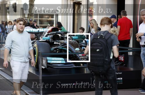 Amsterdam 3 september 2021
De F1 auto van lewis hamilton staat op de PC Hooftstraat voor de winkel van Tommy Hilfiger. Tommy is sponsor van het F1 team van Mercedes.