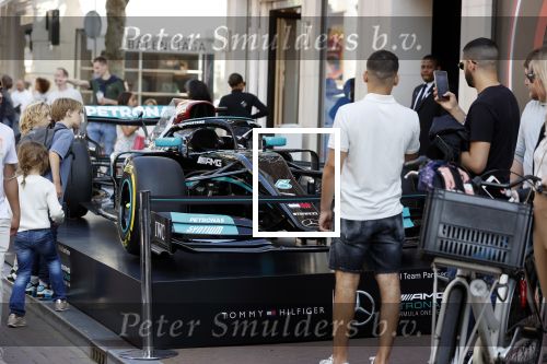 Amsterdam 3 september 2021
De F1 auto van lewis hamilton staat op de PC Hooftstraat voor de winkel van Tommy Hilfiger. Tommy is sponsor van het F1 team van Mercedes.