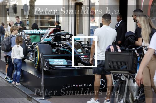 Amsterdam 3 september 2021
De F1 auto van lewis hamilton staat op de PC Hooftstraat voor de winkel van Tommy Hilfiger. Tommy is sponsor van het F1 team van Mercedes.