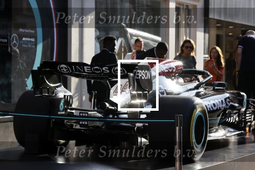 Amsterdam 3 september 2021
De F1 auto van lewis hamilton staat op de PC Hooftstraat voor de winkel van Tommy Hilfiger. Tommy is sponsor van het F1 team van Mercedes.