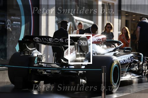 Amsterdam 3 september 2021
De F1 auto van lewis hamilton staat op de PC Hooftstraat voor de winkel van Tommy Hilfiger. Tommy is sponsor van het F1 team van Mercedes.