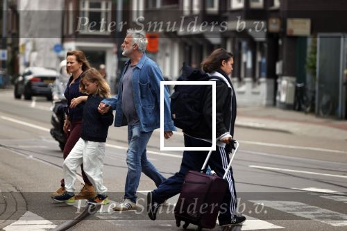 Amsterdam 25 september 2021
Lies Visschedijk met haar neiwue vriend Mar en zijn dochter op straat in Amsterdam.