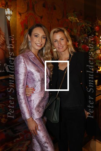 Amsterdam 6 oktober 2021
Premiere altijd al Loiza  van Loiza Lamers in tuschinski. Loiza met Anouk Smulders