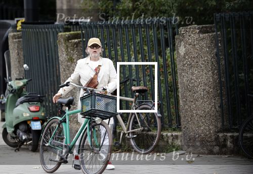 Amsterdam 7 oktober 2021
Marc Marie Huybregts op de fiets in Amsterdam zuid