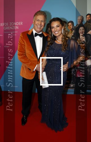 Amsterdam 11 oktober 2021
Premiere Liefde zonder grenzenin Tuschinski met in de hoofdrol Yolanthe Cabau v Kasbergen Jim Bakkum Soy Kroon Abbey Hoes  Hajo Bruins en Peggy Vrijens . Marcel Boekhoorn met zijn vriendin Rebecca Cabau v Kasbereg
