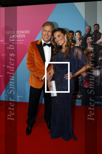 Amsterdam 11 oktober 2021
Premiere Liefde zonder grenzenin Tuschinski met in de hoofdrol Yolanthe Cabau v Kasbergen Jim Bakkum Soy Kroon Abbey Hoes  Hajo Bruins en Peggy Vrijens . Marcel Boekhoorn met zijn vriendin Rebecca Cabau v Kasbereg