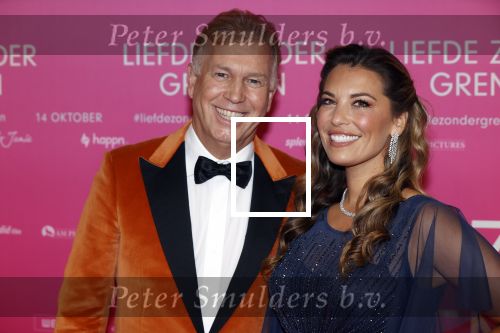 Amsterdam 11 oktober 2021
Premiere Liefde zonder grenzenin Tuschinski met in de hoofdrol Yolanthe Cabau v Kasbergen Jim Bakkum Soy Kroon Abbey Hoes  Hajo Bruins en Peggy Vrijens . Marcel Boekhoorn met zijn vriendin Rebecca Cabau v Kasbereg