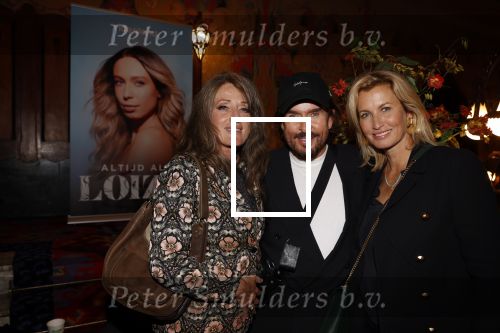 Amsterdam 6 oktober 2021
Premiere altijd al Loiza  van Loiza Lamers in tuschinski.
Mari v d Ven kwam met een vriendin. Anouk Smulders