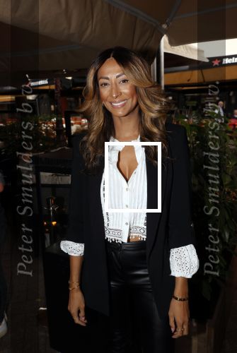 Amsterdam 23 september 2021
Rose Bertram onthult de cover van Fabulous Mama met zichzelf op de cover bij Cafe de Waard. Maria Tailor