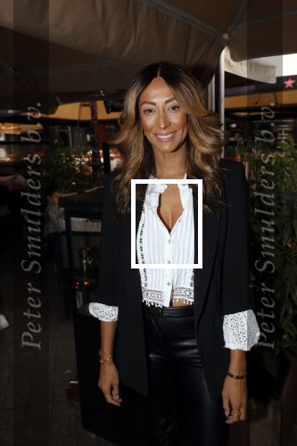 Amsterdam 23 september 2021
Rose Bertram onthult de cover van Fabulous Mama met zichzelf op de cover bij Cafe de Waard. Maria Tailor
